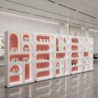 Étagères de présentation modernes OEM personnalisées à niveaux/compartiments, avec éclairage LED intégré, design durable et écologique pour magasins de détail et cosmétiques