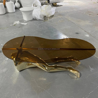 Décoration intérieure de la maison, art abstrait moderne, table basse créative en FRP avec des jambes dorées en forme de jambes humaines