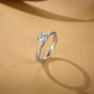 Klassieke 0.5 Karaat Minimalistische Moissanite 925 Sterling Zilveren Vierklauw Trouwring - Product Image 5