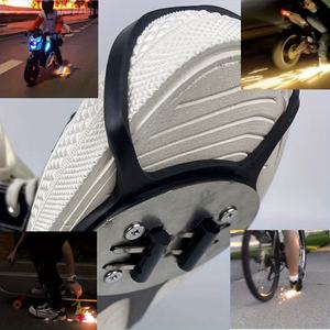 Sports de plein air moto semelle flamme dispositif avec <span class=keywords><strong>silex</strong></span> pierre étincelle chaussures couvre planche à roulettes cyclisme pied frein produits - Product Image 3