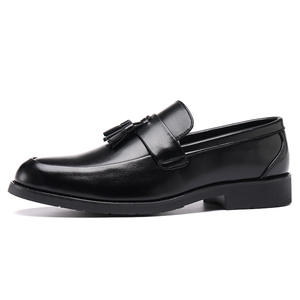 รองเท้าหนัง PU แบบสวมสำหรับผู้ชาย ระบายอากาศได้ดี สีพื้น เหมาะสำหรับใส่พักผ่อน พื้นรองเท้าทำจากยาง ซับในทำจากไมโครไฟเบอร์ - Product Image 3