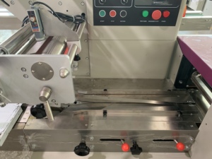 Machine d'emballage pour chaussettes et sous-vêtements en coton, chaussettes, bas, gants, emballage en flux - Product Image 4