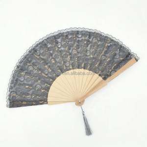 Éventail en dentelle blanche avec baleines en bois pour mariage et fête - Product Image 6