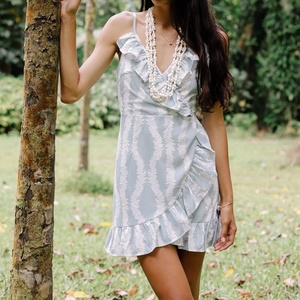 Vestido Mini Halter con Estampado Aloha de Lujo, Escote Profundo en V y Volantes, Vestido Mini de Rayón Personalizado OEM - Product Image 1