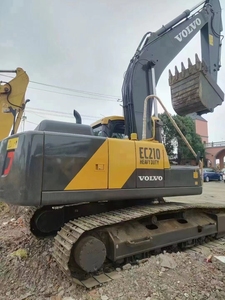 Excavatrice sur chenilles Volvo EC210 d'occasion, d'origine suédoise, de taille moyenne, pour travaux de terrassement, construction routière et infrastructures. - Product Image 3