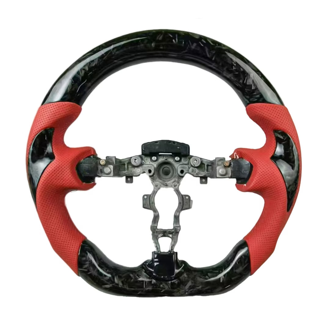 Q70 + cuir + carbone forgé + coutures rouges