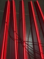 Profilé d'escalier en aluminium noir avec LED intégrées, dimensions 65x28mm, pour cinéma et théâtre