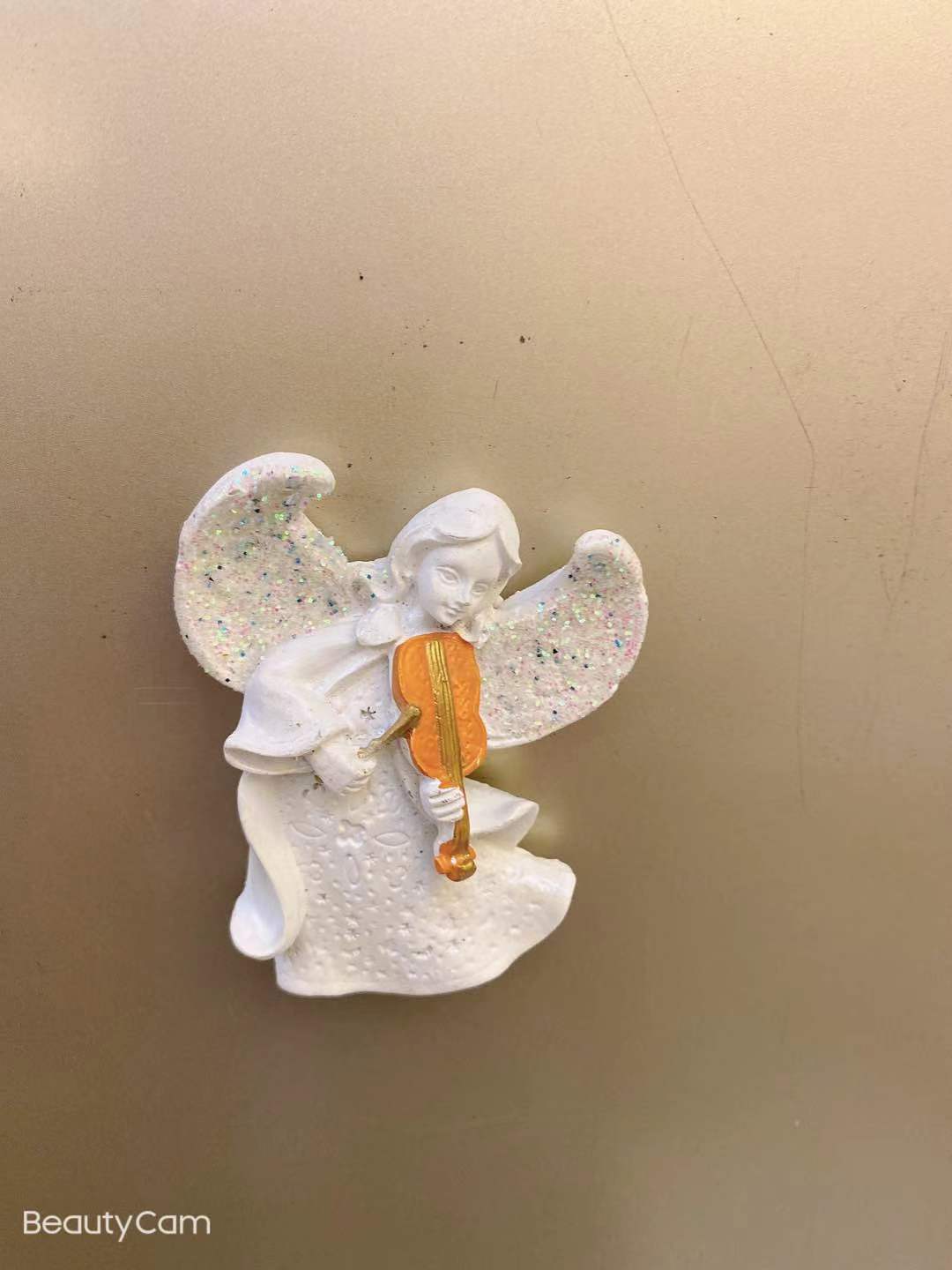 Angel playing the violin