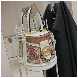 Tas Trendi Laris 2026 untuk Wanita, Tas Selempang Kulit PU Motif Beruang Kecil dengan Grafiti, Tas Bucket untuk Wanita - Product Image 2