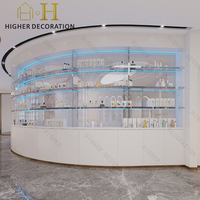 LED-Wand-Kosmetik-Vitrine Schönheitspflege-Produkt-Präsentationsregal Maßgeschneidertes Kosmetikgeschäft-Innendesign