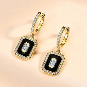Boucles d'oreilles de luxe plaquées or avec diamants pour femme, incrustation noire taille baguette, bijoux de soirée, finition 18 carats, design élégant en forme de goutte - Product Image 3
