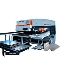 Presse à tourelle CNC robuste pour le poinçonnage de tôles métalliques, destinée à la production en atelier de tôlerie industrielle