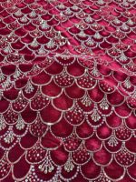 Tissu de robe de soirée sirène en velours floqué à paillettes et perles effet écailles de poisson