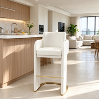 Tabouret de bar blanc de luxe moderne avec base en métal doré, chaise de bar rembourrée à hauteur de comptoir avec accoudoirs pour îlot de cuisine à domicile