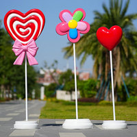 Günstige Fabrikpreise Moderne Künstlerische Handbemalte Große Harz-Süßigkeiten-Statue Anpassbare Größe Party-Event Lollipop-Skulptur