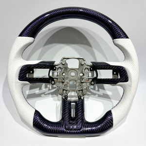 Volant sport en fibre de carbone et soie violette de qualité supérieure pour <span class=keywords><strong>Ford</strong></span> <span class=keywords><strong>Mustang</strong></span> 2015-2023 avec cuir blanc – Vente directe usine - Product Image 1