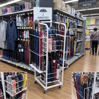 Support de Présentation d'Parapluies en Métal à Plusieurs Niveaux avec Logo Personnalisé, Présentoir Portable pour Parapluies avec Roues pour Centre Commercial