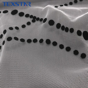 <span class=keywords><strong>Tissu</strong></span> en tulle hexagonal floqué à pois 100 % polyester écologique, prix d'usine, pour robe de mariée et décoration de fête - Product Image 3