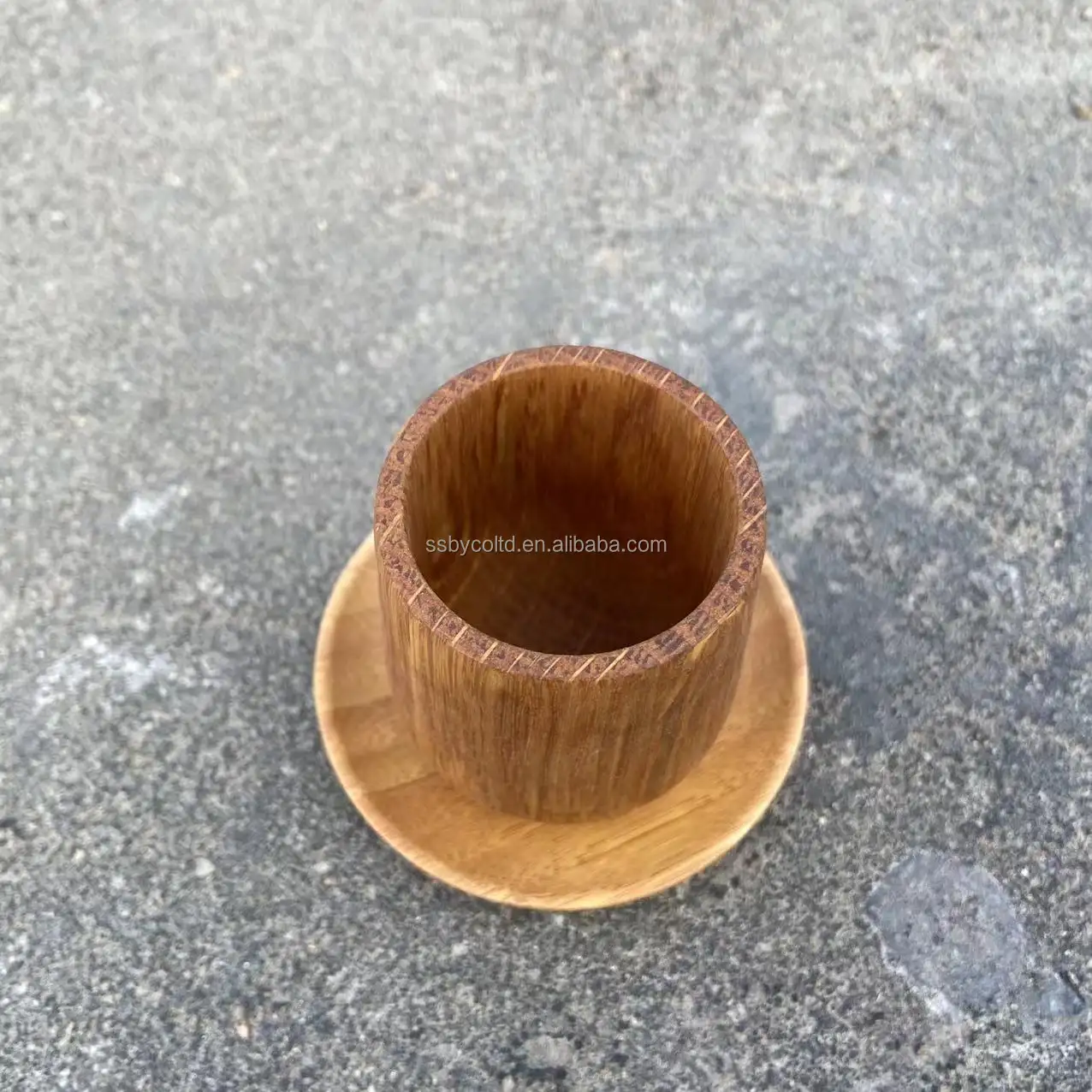 Небольшая деревянная чашка для воды ручной работы лучшего качества для питья в гостиной