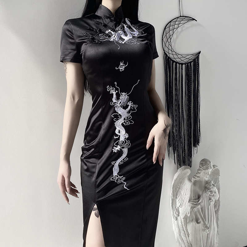 Dark Stijl Cool Lady Plus Size Lange Gemodificeerde Draak Geborduurde Cheongsam Lichaam Jurk Vrouwen Qipao Jurken
