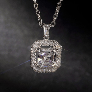 Collana con Ciondolo Quadrato Classico per Donne, Accessorio Semplice per Uso Quotidiano - Product Image 4