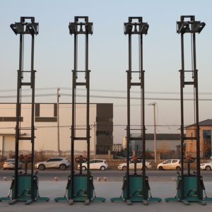 चीन निर्मित इलेक्ट्रिक काउंटरसंतुलित पैलेट स्टेकर 2टन 5 मीटर उठाने लिथियम बैटरी स्व-लोडिंग फैक्ट्री उपकरण - Product Image 2