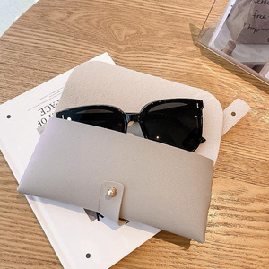 Nouvel <span class=keywords><strong>étui</strong></span> à <span class=keywords><strong>lunettes</strong></span> en <span class=keywords><strong>cuir</strong></span> tendance - Boîte de rangement portable pour <span class=keywords><strong>lunettes</strong></span> faite à la main avec sangle de ceinture - Product Image 2