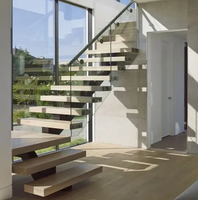 Escalier droit CBMmart de luxe à poutre unique avec marches en chêne blanc et support de marche invisible en acier pour villa