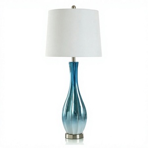 Lampe de table bleue réfléchissante, corps en céramique peint bleu ombré, blanc, pour les marchés des États-Unis, du Royaume-Uni et du Moyen-Orient - Product Image 1