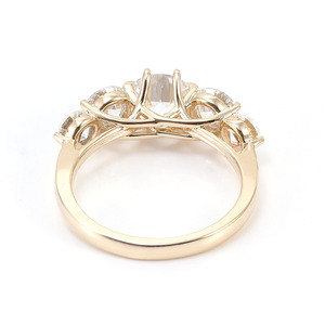 2,6 quilates Tapered <span class=keywords><strong>Trellis</strong></span> Five Stone Lab OEC Cut Moissanite 10K Anillo de compromiso de oro amarillo para mujeres - Product Image 5