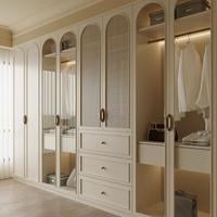 Armoire moderne écologique blanche avec portes, tiroirs et tringle de suspension réglable pour le rangement des vêtements dans la chambre