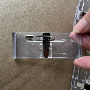 Badge transparent en plastique interchangeable avec pince crocodile pour l'affichage de nom sur papier, idéal pour les supermarchés et les lieux de travail - Product Image 3