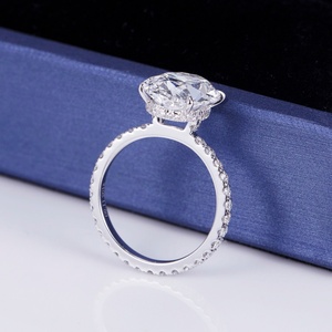 Anillo de Compromiso Messi Jewelry de Oro de 14K y 18K con Diamante Cultivado en Laboratorio de Corte Ovalado de 5 Quilates y Halo Oculto - Product Image 4