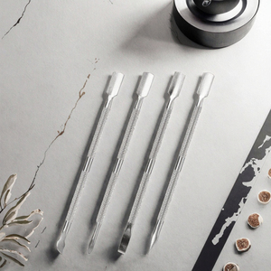 Empujador de Cutículas Profesional Reutilizable de Doble Punta de Acero Inoxidable, Herramienta de Cuidado Duradera con Superficie Antideslizante - Product Image 3
