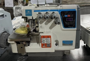 Machine à coudre industrielle à surjet quatre fils JK-F940-4D avec moteur intégré - Product Image 4