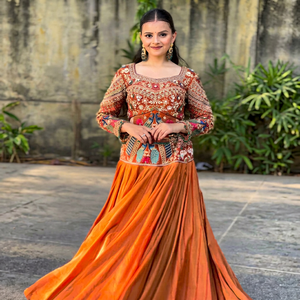 Traje LAHENGA CHOLI de CHINON con bordado de hilo de lentejuelas, diseños VISHNU K, traje tradicional de fiesta hasta el suelo - Product Image 1
