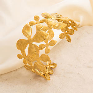 Pulsera Floral con Parches, Chapada en Oro de 18k, Ajustable, Estilo Ejecutivo para Mujer - Product Image 3