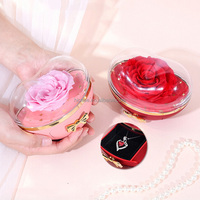 Coffret Cadeau Romantique 2-en-1 : Rose Rouge Éternelle dans une Boîte à Bijoux en Forme de Cœur avec Collier et Bague – Idéal pour Anniversaire, Anniversaire de Mariage, Mariage