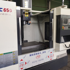 Centre d'usinage CNC économique pour le traitement des métaux, table de travail <span class=keywords><strong>VMC</strong></span> 1000x400, pour utilisation industrielle - Product Image 2