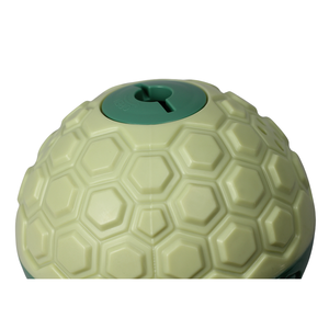 Jouet à bille roulante <span class=keywords><strong>pour</strong></span> <span class=keywords><strong>chien</strong></span> avec des trous <span class=keywords><strong>de</strong></span> distribution <span class=keywords><strong>de</strong></span> friandises physiques et une structure sonore interne <span class=keywords><strong>pour</strong></span> l'alimentation et le jeu en intérieur OEM - Product Image 3