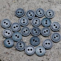Pasokan pabrik dalam stok 10mm bulat datar 2 lubang putih anggur merah biru laut asli tombol tulang sapi untuk kemeja Polo kancing logo kustom