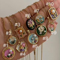 Collier vintage plaqué or avec pendentif fleur en émail imitation perle, chaîne à maillons pour femme