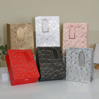 Sac en papier personnalisé de luxe écologique carré avec poignée en ruban doré, idéal pour les cadeaux et les plats à emporter, coloré et gaufré