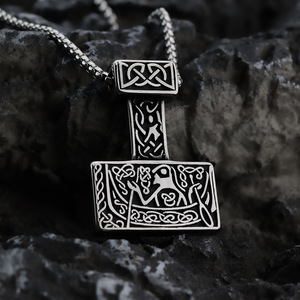 จี้สร้อยคอรูปค้อนธอร์สไตล์ไวกิ้งทำจากสแตนเลสสตีล ของขวัญเครื่องประดับสไตล์นอร์ดิกวินเทจสำหรับผู้ชาย เหมาะสำหรับใส่คู่กับเสื้อผ้า - Product Image 5