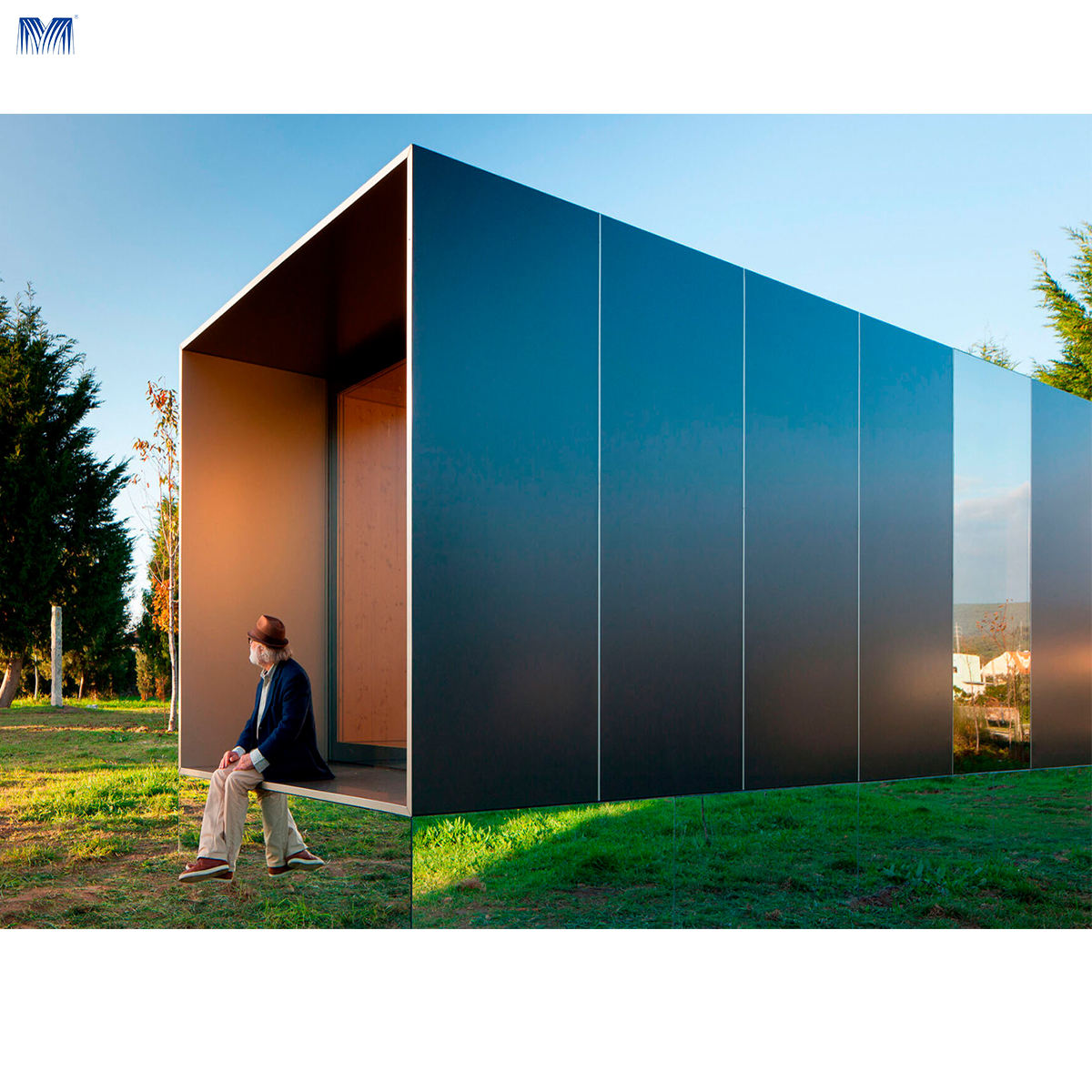 Дом с зеркальным фасадом