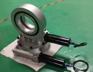 SDE14 Dual Axis Slew Drive con motor de 24V CC - Product Image 5