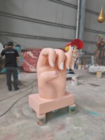 Statue de sculpture en fibre de verre pour la beauté des ongles, décoration de grand jardin d'extérieur, sculpture en résine géante sur le thème du festival personnalisé