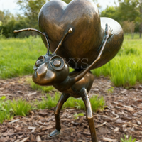 Sculpture en bronze personnalisable de fourmi portant un objet, style dessin animé réaliste, pour la décoration de parcs et de jardins