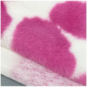 % 100% Polyester İnekler desen baskı polar örme kısa peluş kumaş taklit tavşan saç polar kumaş kış ceket battaniye