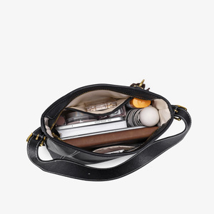 Sac fourre-tout tendance printemps 2026 en similicuir avec fermeture éclair, doublure polyester, texture décontractée rétro pour femme, couleur unie - Product Image 4